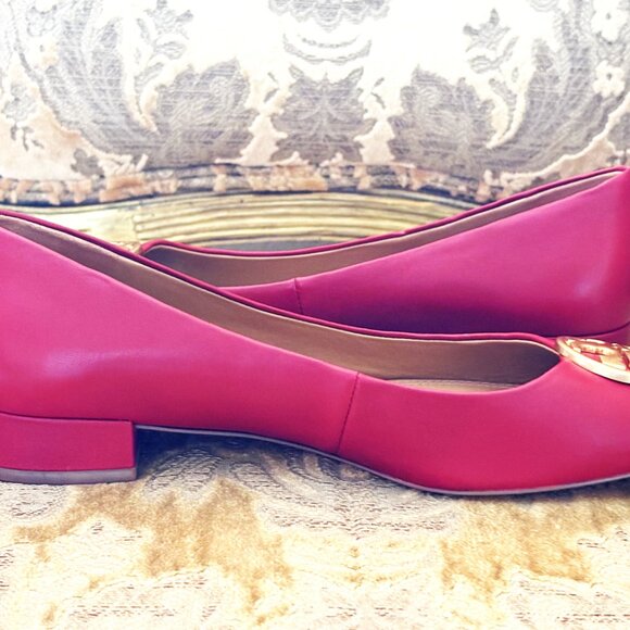 NWOT TORY BURCH CHELSEA RED LOW HEEL GOLD TONE MEDALLION PUMPS   SIZE: 8.5 - Picture 5 of 10